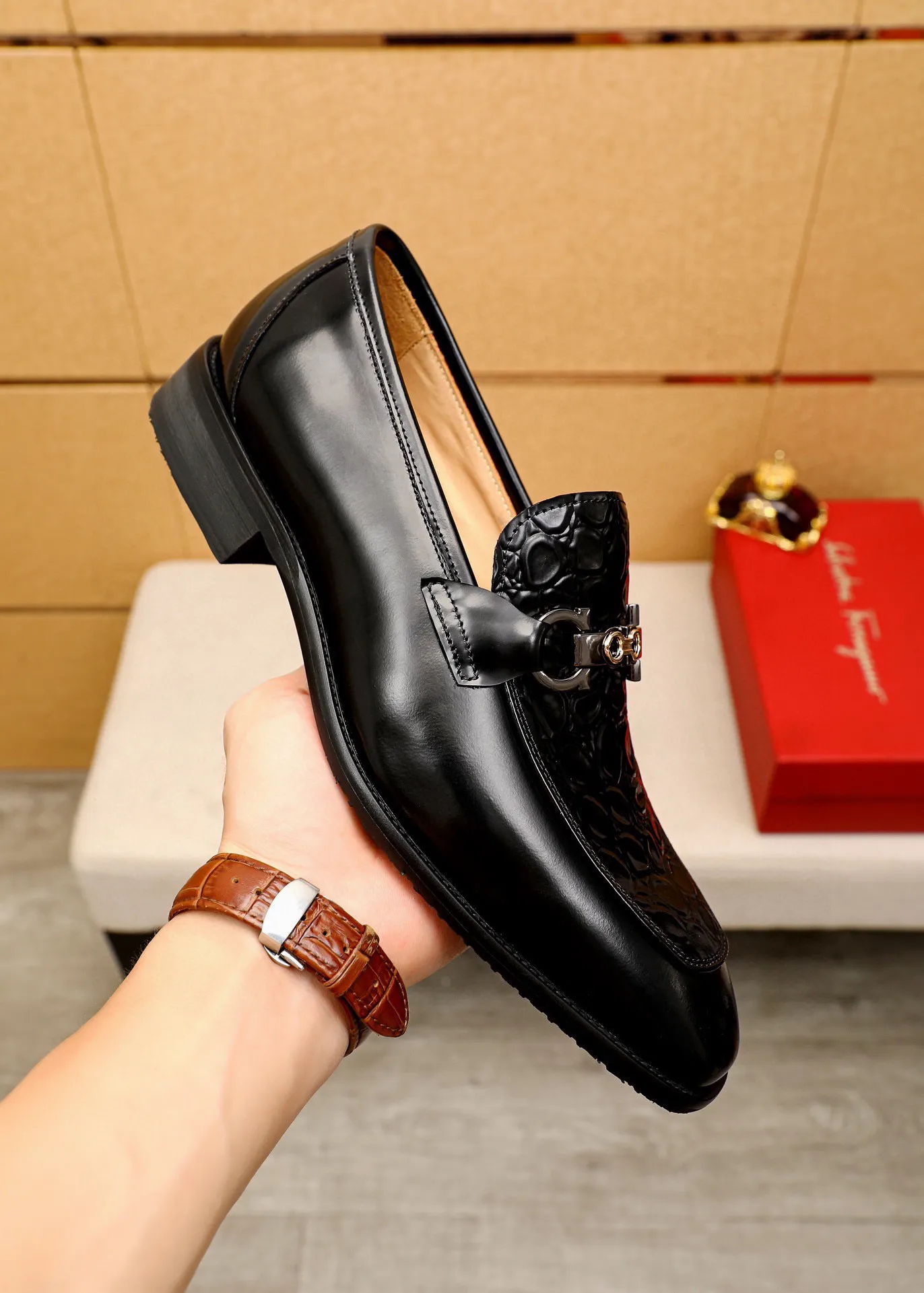 Men's shoes 💰460 💐 Product trademark: Ferragamo "Ferragamo" casual leather shoes Regular size: 38-44 (custom-made for 45🉑️) Product materials: Selected imported first-layer calfskin embossed upper + original hardware buckle, imported water-dyed cowhide leather lining. Strong three-dimensional visual effect, combined outsole Color: 1⃣️color optional